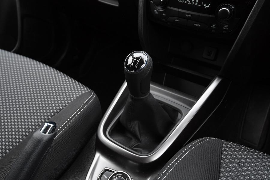 Детали интерьера Suzuki Vitara 2018 года  (UK) (фото 13 из 25)